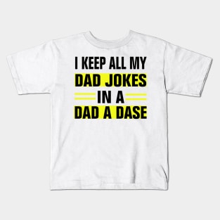 I KEEP ALL MY DAD JOKES IN A DAD A DASE Kids T-Shirt